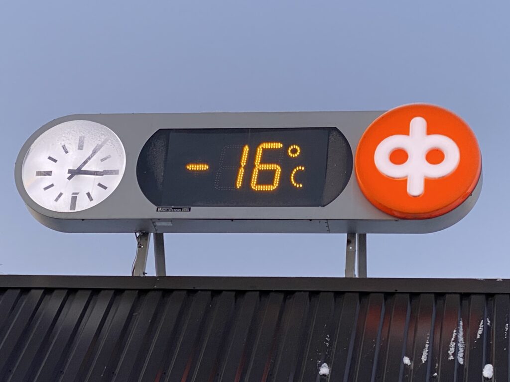 Osuuspankin katolle asennettu saneerattu digitaalinen LED-lämpötilanäyttö ja kello oransseilla numeroilla Humppilassa – RWM-Systems.