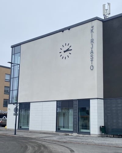 Kangasalan kirjaston julkisivukello avoimin viisarein - RWM-Systems.