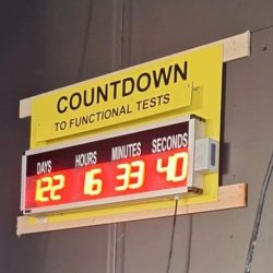 Näyttötaulu, joka laskee aikaa alaspäin tavoitteeseen tai tapahtumaan. Kutsutaan countdown -tauluksi.