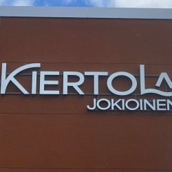 KiertoLa Jokioinen irtokirjaimista muodostuva valkoinen LED-valaistu valomainos Corten-pintaisella seinällä. Tämä ja muutama muu kilpi asennettu Loimi-Hämeen Jätehuollon uuteen upeaan lajitteluasemaan Jokioisilla. Asiakas vakuutti tyytyväisyyttään RWM-Systemsin toimitukseen ja ratkaisuihin.