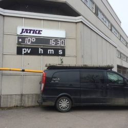 Osuuspankin LED näyttötaulu, jossa ulkolämpötila, kellonaika, tuulennopeus ja tuulensuunta.