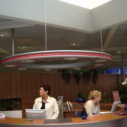 Osuuspankin Infon yläpuolella roikkuva pyöreä tekstinäyttötaulu - RWM-Systems.