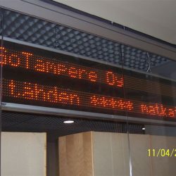 2-rivinen tekstinäyttö Tampereen rautatieasemalla - RWM-Systems.
