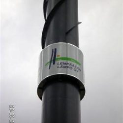 Lempäälän Lämmön piipun ympärille rakennettu vaipan muotoinen kotelovalomainos - RWM-Systems.