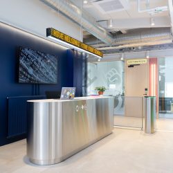 Koodauskoulu Hive Helsingin LED-tekstinäyttö vastaanotossa - RWM-Systems.