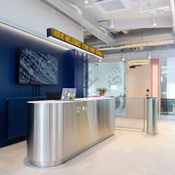 Hive Helsinki tekstinäyttö vastaanotossa.