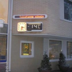 Oripään Osuuspankin tekstinäyttö ja lämpömittari sekä viisarikello.