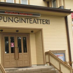 Valkeakosken teatterin tekstinäyttö.