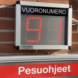 Autonpesuhallin vuoronumeronäyttö Valkeakoskella Nesteellä - RWM-Systems.