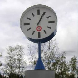 Osuuspankin pyörivä viisarikello, toisella puolella on OP-liikemerkki - RWM-Systems.