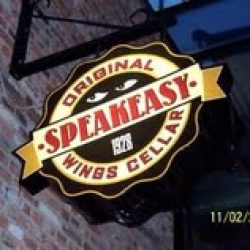 Ravintolan kaksipuoleinen roikkuva muotoon tehty kisällinkilpi.