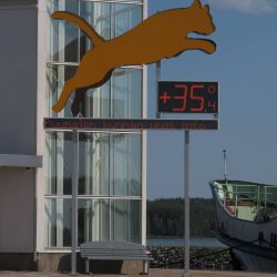 Puumalan sataman jättimäinen puuma-figuuri, jonka alla desimaalein varustettu LED-lämpömittari ja juokseva tekstinäyttö - RWM-Systems.