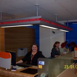 Toijalan Osuuspankin tiskin kulmaan rakennettu tekstinäyttö - RWM-Systems.