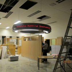Pyöreä "donitsiksi" kutsuttu tekstinäyttö asennusvaiheessa pankilla Humppilassa - RWM-Systems.