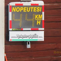 Hakala-yhtiöiden hankkima nopeusnäyttötaulu - RWM-Systems.