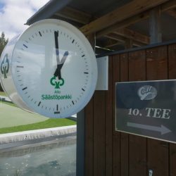 Pirkkalan golfkentän kaksipuoleinen viisarikello sponsorimainoksella - RWM-Systems.