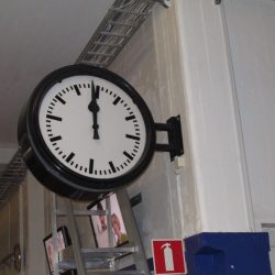 Vanhan tehtaan entisöity viisarikello uusilla kellotauluilla ja modernilla koneistolla - RWM-Systems