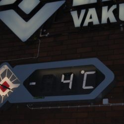 Viisarikello personoidulla kellotaululla ja läppälämpömittari.