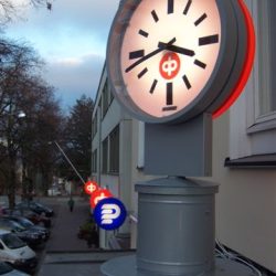 Osuuspankin pyörivä liikemerkki-viisarikello.